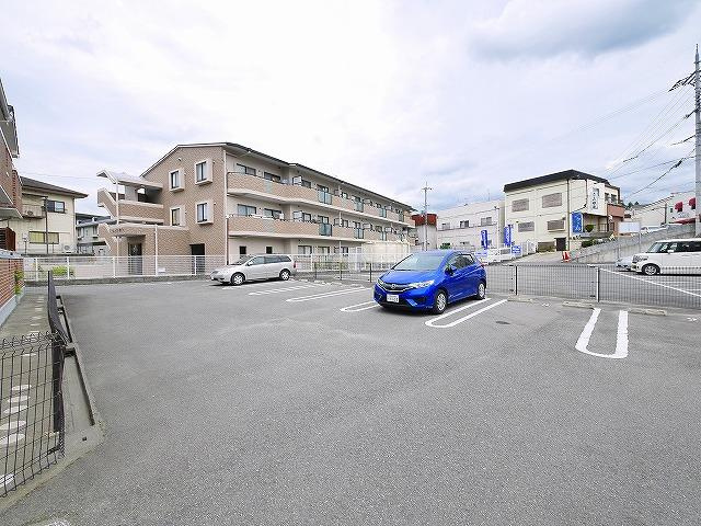 グラツィオーソ・エテルノの駐車場|駐車場があるので、車を買う予定の方も安心です
