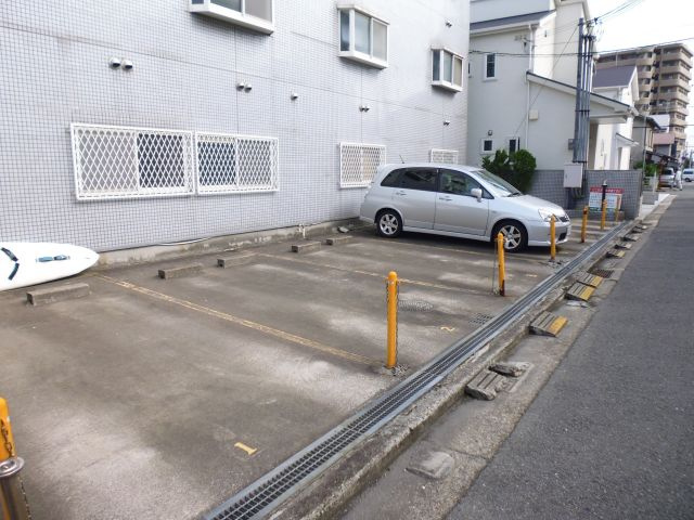 メゾンドグレース明石の駐車場
