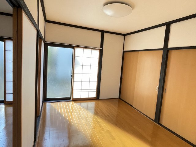 西南角の内装|ゆったりした洋室です