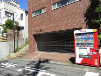 【駐車場】 | 地下駐車場シャッター付き