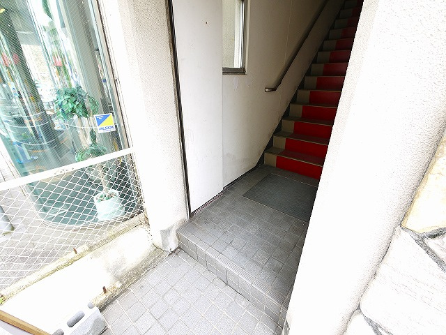 オーヤビルのエントランス