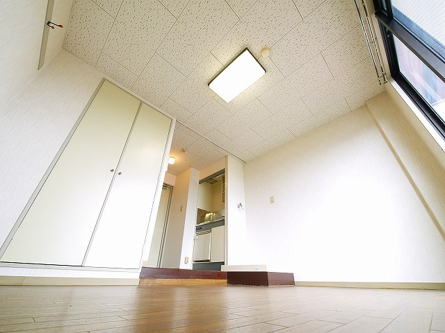 ジュネス神殿の洋室