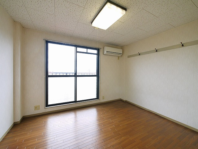 ジュネス神殿の洋室