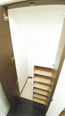 【エントランス】 | リンデンハウス | 玄関入ってすぐ階段、階段も専有です。