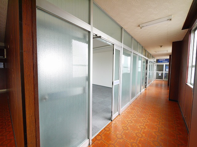 大和本社ビル別館の玄関