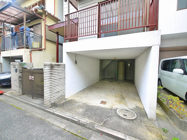 三条栄町戸建の駐車場