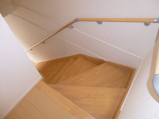 総社市井手のアパートのその他|階段