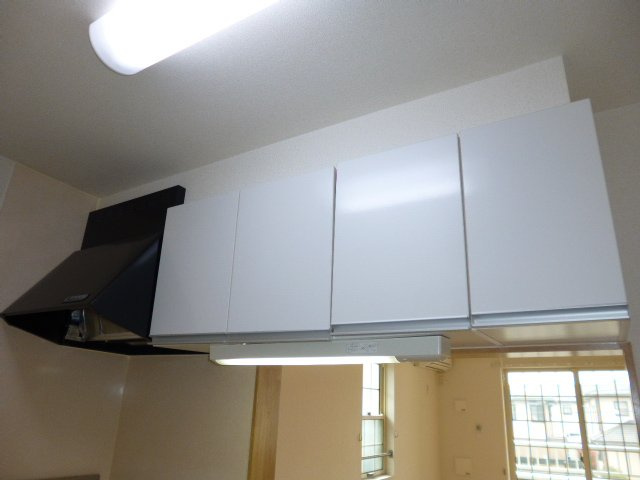 総社市井手のアパートのキッチン|キッチン上収納