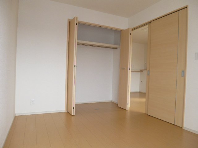 総社市井手のアパートの収納|洋室
