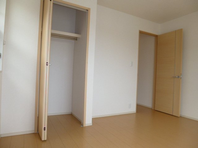 総社市井手のアパートの洋室