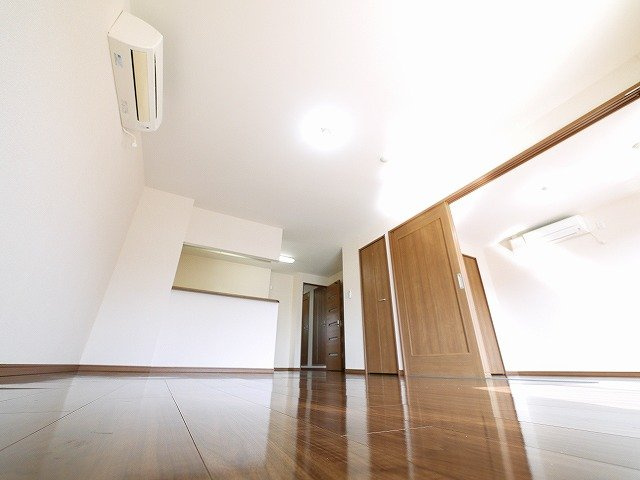 サニーイースト生駒の内装|落ち着いたカラーリングのお部屋で団らんをいかがでしょうか
