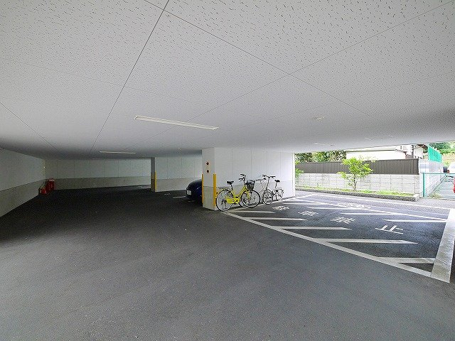 サニーイースト生駒の駐車場|屋根付き駐車場でお車も安心