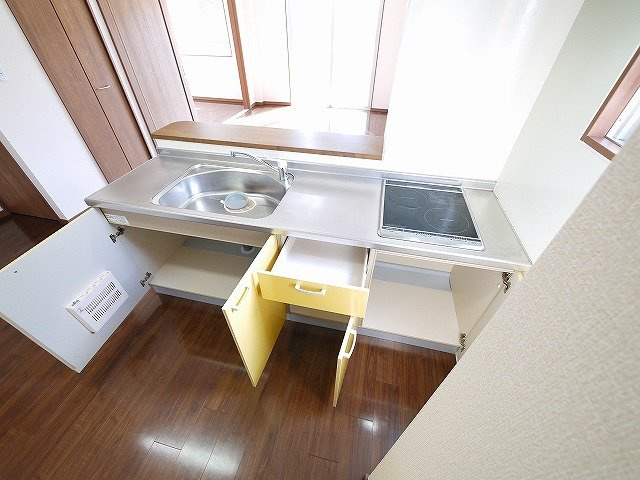 サニーイースト生駒のキッチン|収納スペースも豊富です