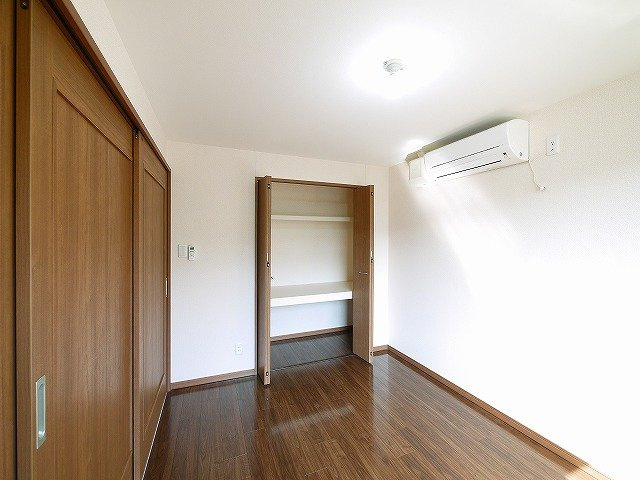 サニーイースト生駒の洋室|各部屋に収納スペースが確保されています