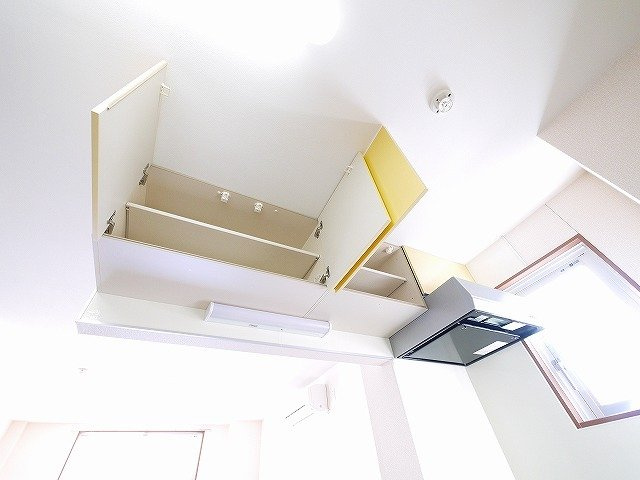 サニーイースト生駒のキッチン|大きな吊戸棚が使いやすいキッチンです
