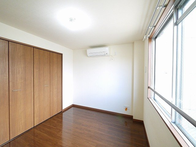 サニーイースト生駒の洋室|窓が大きく明るいお部屋です