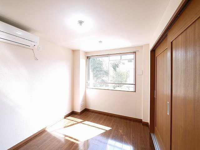 サニーイースト生駒の寝室|日当たり良好で明るいお部屋です
