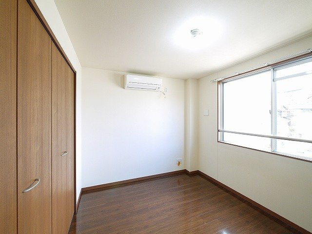 サニーイースト生駒の洋室|ナチュラルな色合いのお部屋はインテリアを考えるのも楽しい