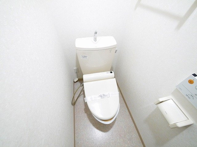 サニーイースト生駒のトイレ|落ち着いた色調のトイレです