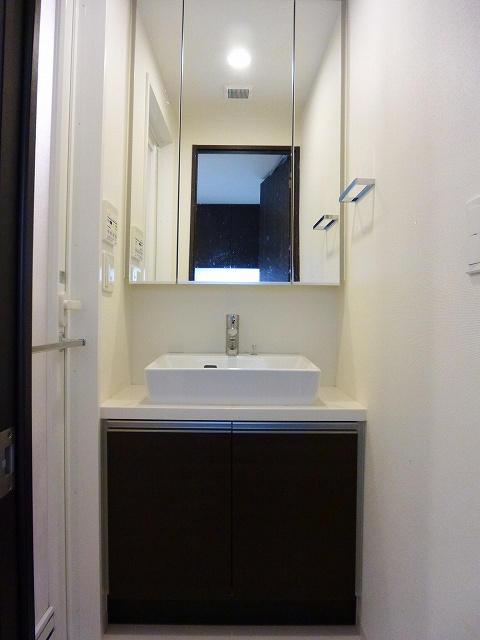 パークフラッツ浅草橋の洗面所|三面鏡付独立洗面室です