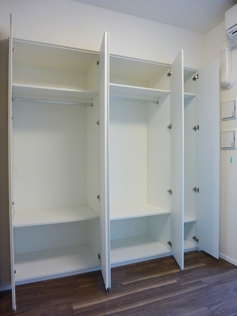 パークフラッツ浅草橋の収納|洋室壁一面のクローゼットです