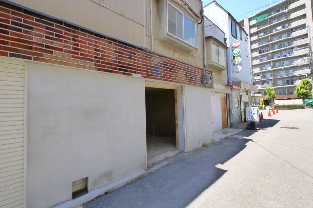 三条宮前町貸店舗の外観