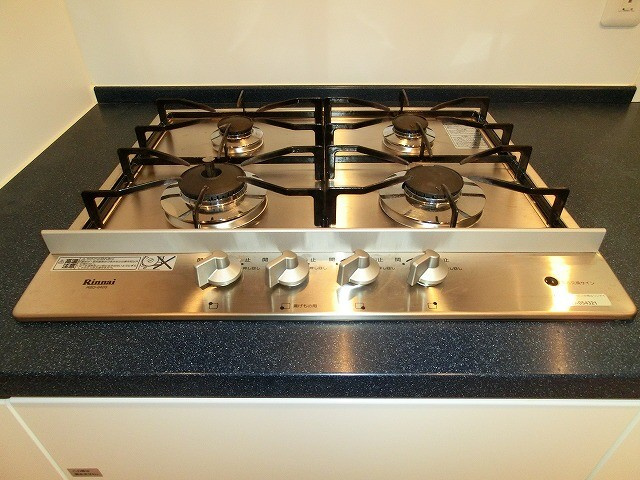 ラドゥセール浅草橋のキッチン|ガス４口システムキッチンです