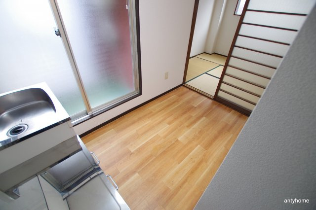 天神橋カエデハイツ　仲介手数料無料の居間・リビング