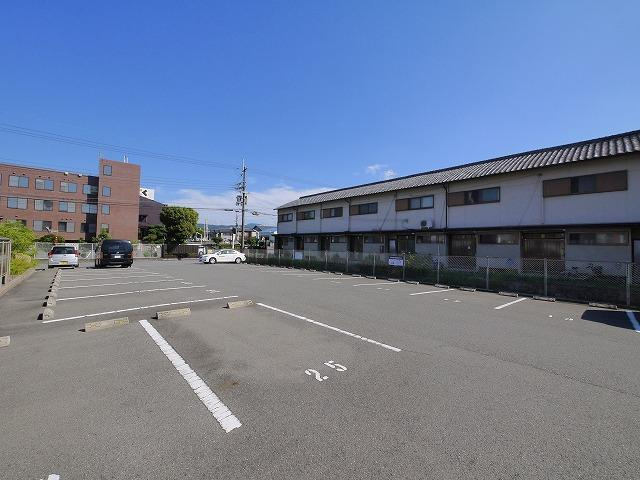 カリーノ　Ｂ棟のその他共用部分|車をお持ちの方に嬉しい駐車場付きの物件です