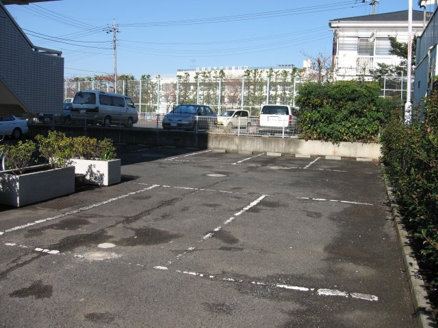 セゾン皿沼の駐車場