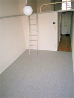 【居間・リビング】 | レオパレスエントピア | ロフト付きのお部屋です※同タイプ室内