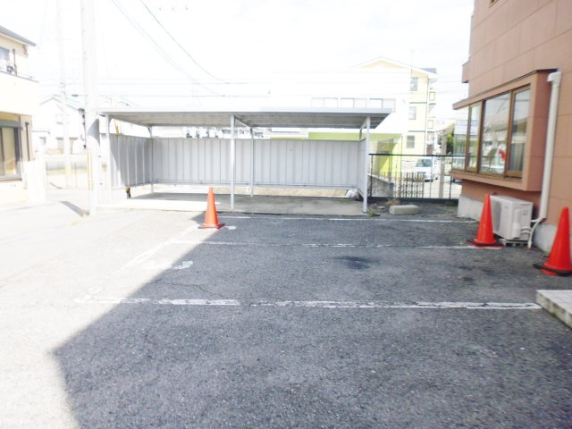 ハイツ生田の駐車場