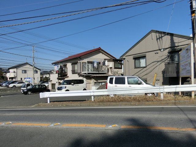 八千代市八千代台北17丁目　売地 南西角地　建築条件なしの前面道路含む現地写真