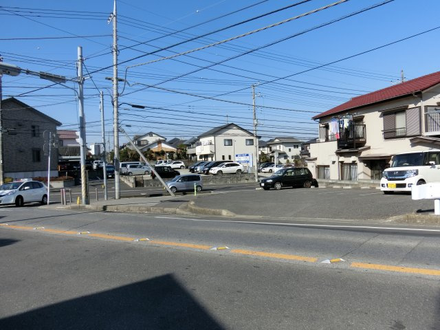 八千代市八千代台北17丁目　売地 南西角地　建築条件なしの前面道路含む現地写真