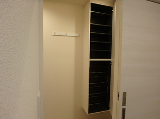 【収納】 | LUCIANNA WEST | シューズボックスの隣にはウォールハンガーでお出掛けらくらく♪