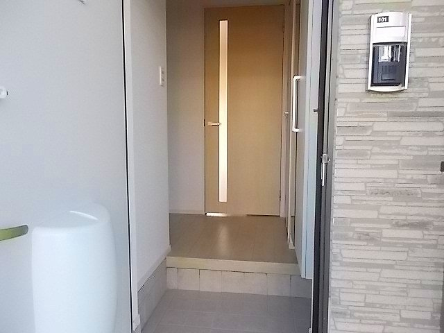 グリシーナBの玄関