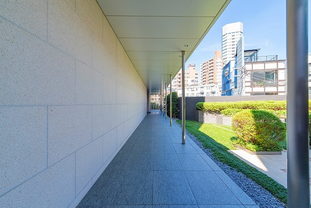 新宿区荒木町の賃貸マンションのその他|エントランスアプローチ