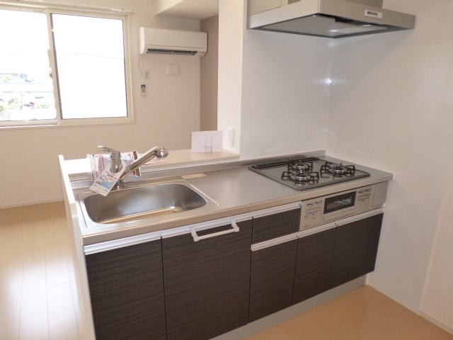 ソレイユシャトーのキッチン|３口ガスコンロ付き