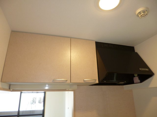 サンパレス幸町のキッチン|キッチン上収納