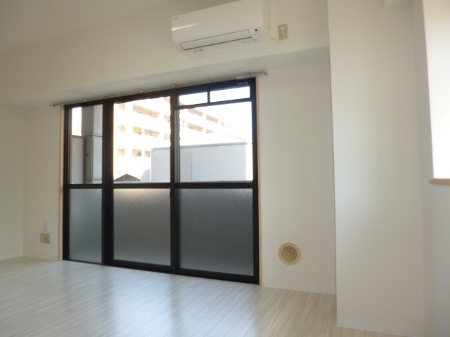 サンパレス幸町の居間・リビング|洋室