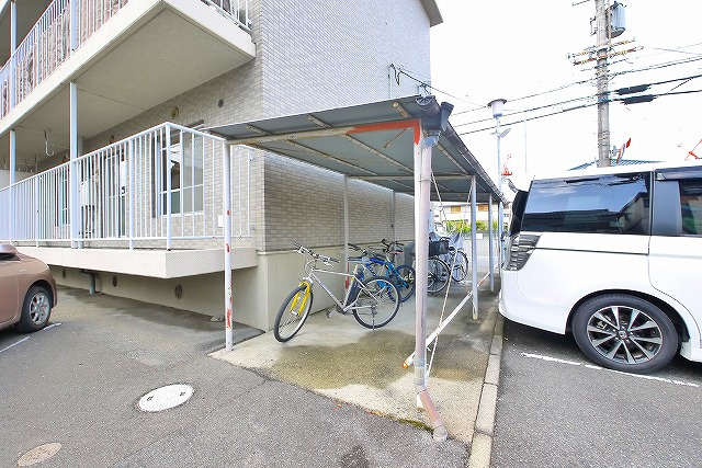 岡田コーポのその他共用部分|屋根付きの駐輪場です