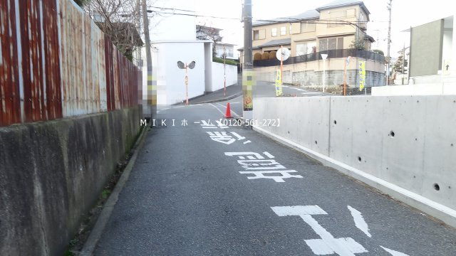 箕面市桜ケ丘３丁目　土地の前面道路含む現地写真
