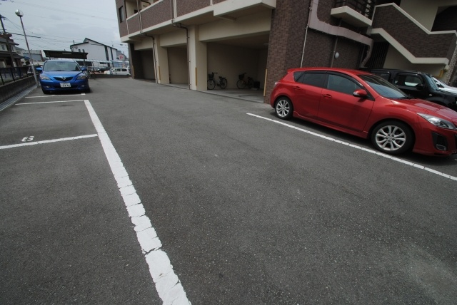 久留米市荒木町白口の賃貸マンションの駐車場