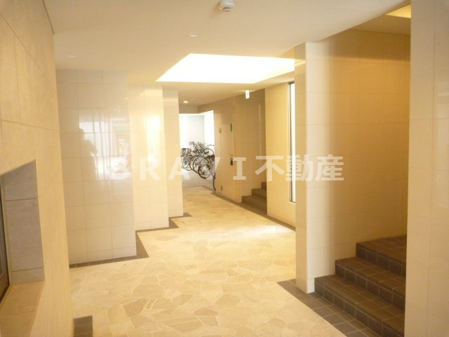 サムティ上町台龍造寺　BRAVI不動産のエントランス|【サムティ上町台龍造寺】落ち着いたエントランスです