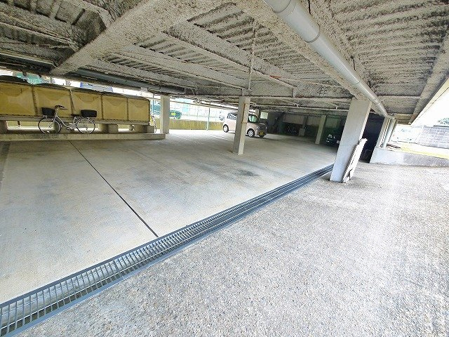 大東マンション（神殿町）の駐車場|駐車場に車を止められます