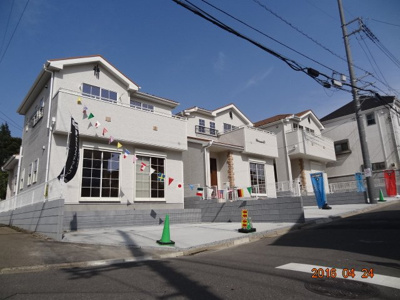 【前面道路含む現地写真】 | さいたま市緑区馬場2丁目　南欧風新築分譲住宅全5棟 残1棟