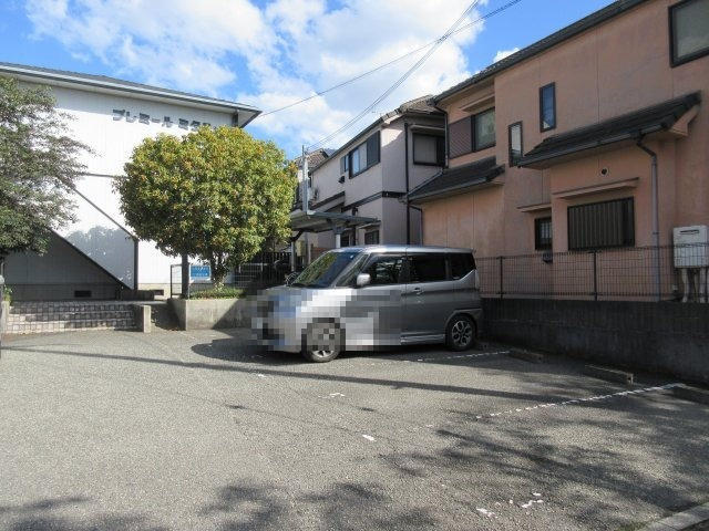 プレミールミタニの駐車場