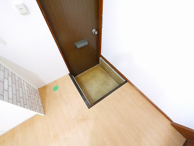 三条三和ハイツの玄関|明るい玄関です