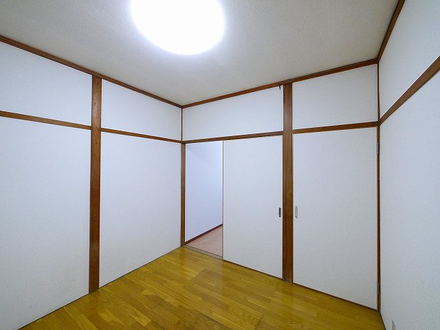 三条三和ハイツの洋室|使い勝手のいい洋室です
