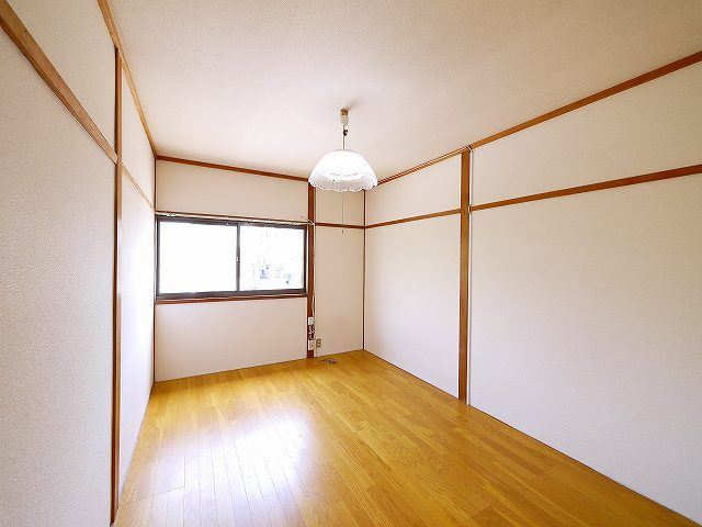 三条三和ハイツの洋室|広々とした洋室です